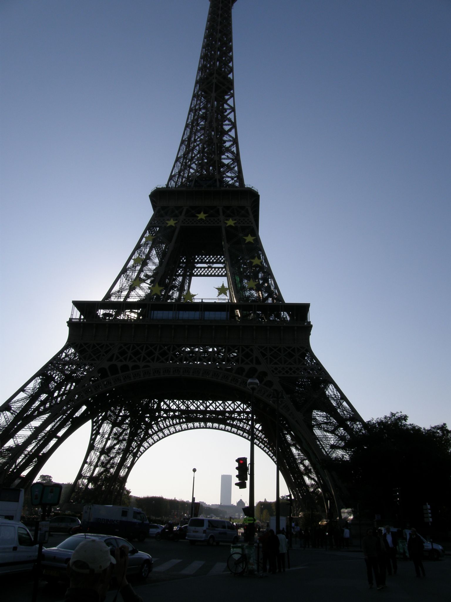 a) Eiffelova věž