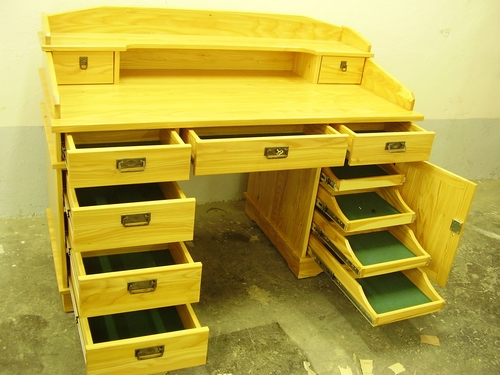 Stůl z masivního dřeva - modřín (28)
