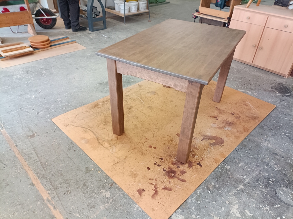 Čalouněné židle a stůl (1)