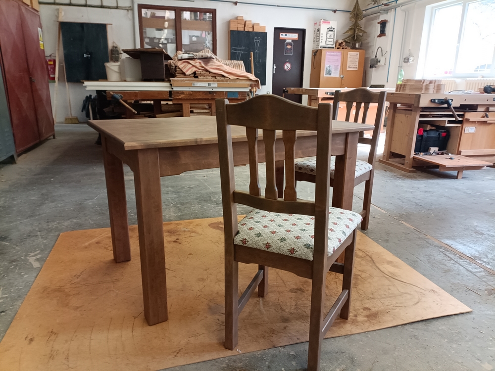 Čalouněné židle a stůl (4)