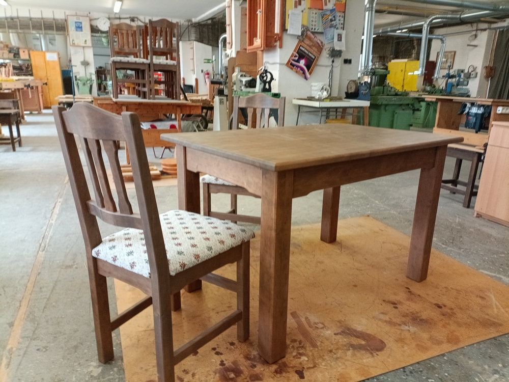 Čalouněné židle a stůl (5)
