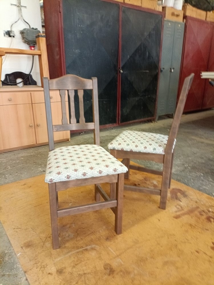 Čalouněné židle a stůl (9)