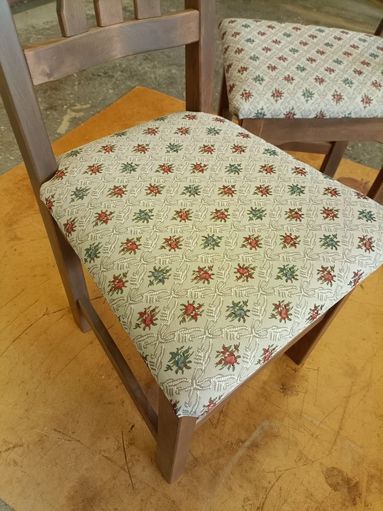 Čalouněné židle a stůl (10)