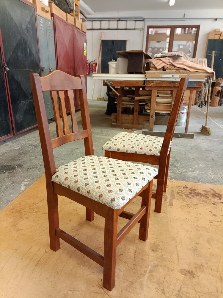 Čalouněné židle a stůl (12)