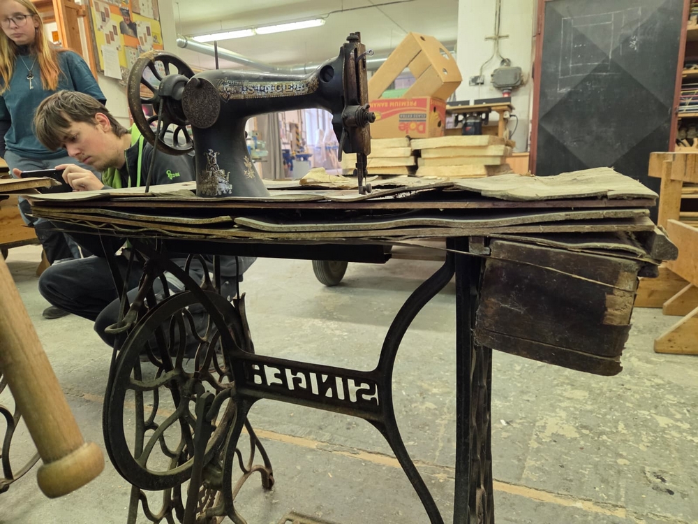 Šicí stroje před opravou (8)