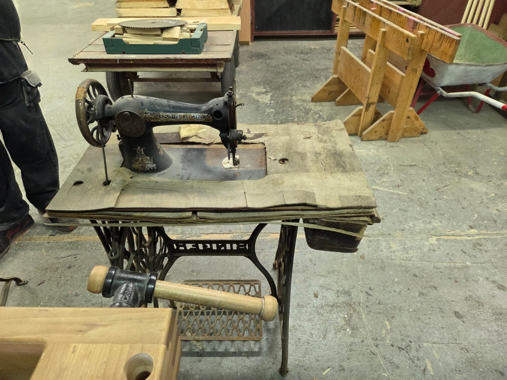 Šicí stroje před opravou (12)